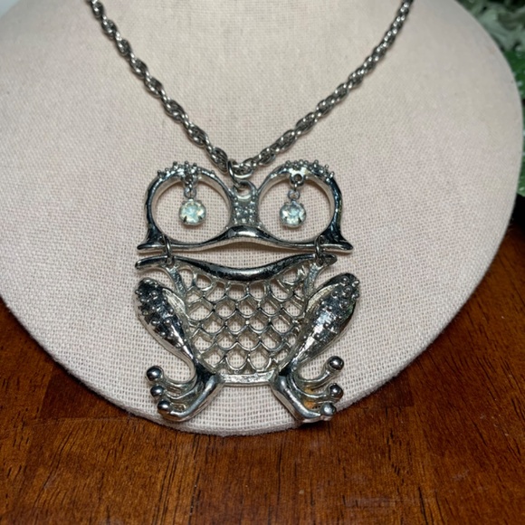 Vintage Articulated Silver Tone Frog Pendant Necklace with moving Crystal Eyes - Picture 3 of 7